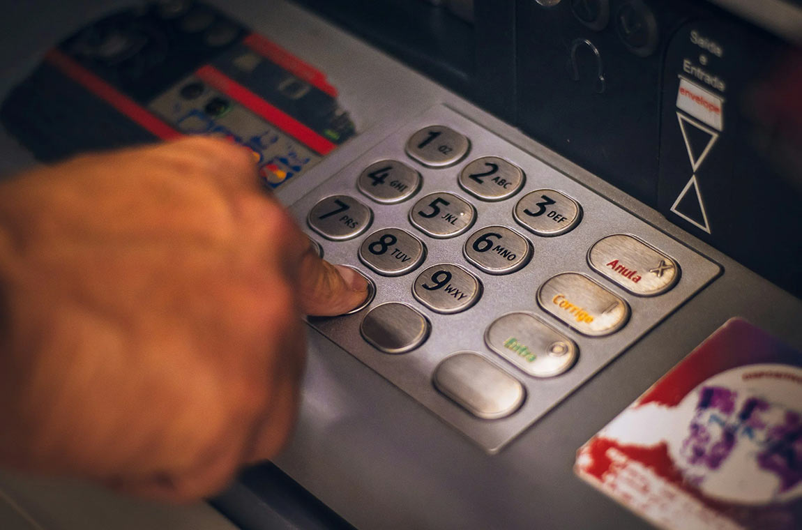 When conflicts rewire banks